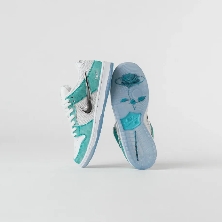 NIKE SB DUNK LOW APRIL SKATEBOARDS